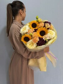 Букет с подсолнухами, хризантемой, пионовидной розой, диантусами и эустомой