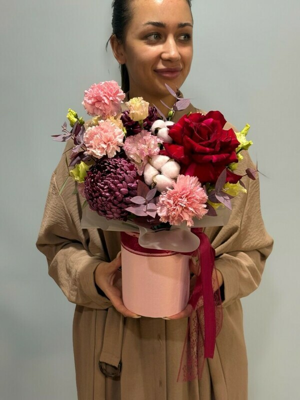 Kompozitciya dlya Mami iz hrizantemi, diantusa i krasnoj rozi 049, standart