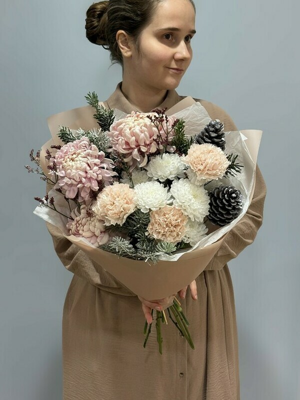 Букет из хризантемы, диантуса и пихты 015, стандартный