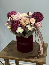 Цветочная композиция из хризантемы, диантуса, гвоздики, эустомы, кустовой розы