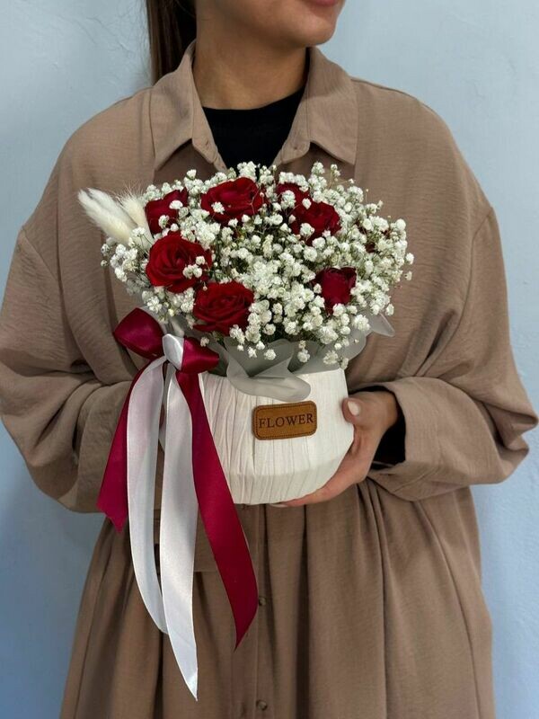 TCvetochnaya stojkaya kompozitciya dlya mami iz gipsofili i yarkoj kustovoj rozi 048, reduced