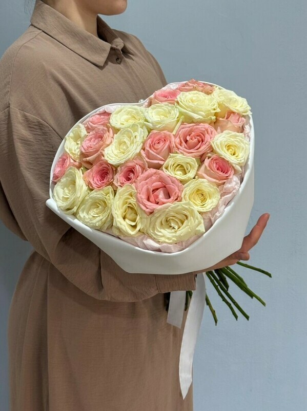 Нежный букет-сердце из роз 135, букет из 25 роз