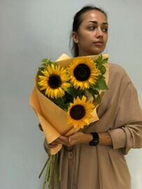 Buket iz yarkih podsolnuhov