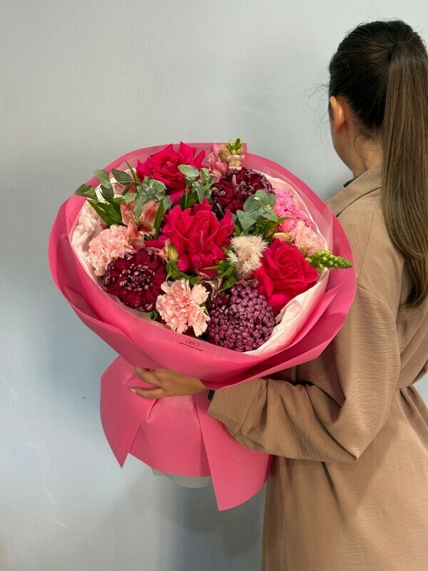 yarkij buket dlya mami iz hrizantem,al_stromerii,diantusa i kustovoj rozi,frantcuzskoj rozi  106, standart