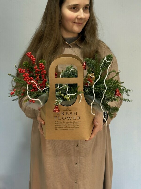 Новогодняя композиция из нобилиса, мережки, илекса красного и декора 021, стандартный