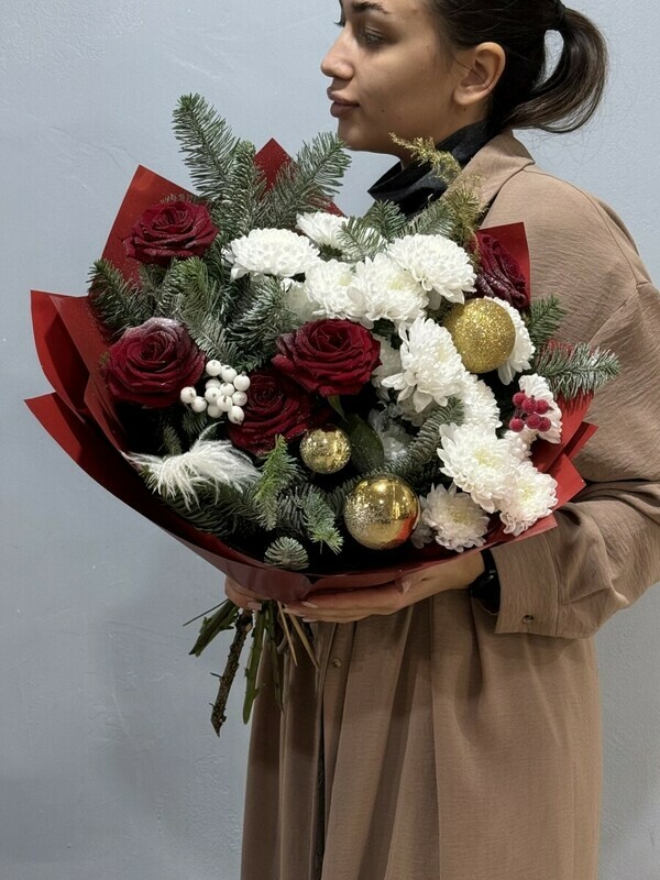Рождественский букет из хризантемы кустовой, диантуса, розы, хлопка, гвоздики 032, стандартный