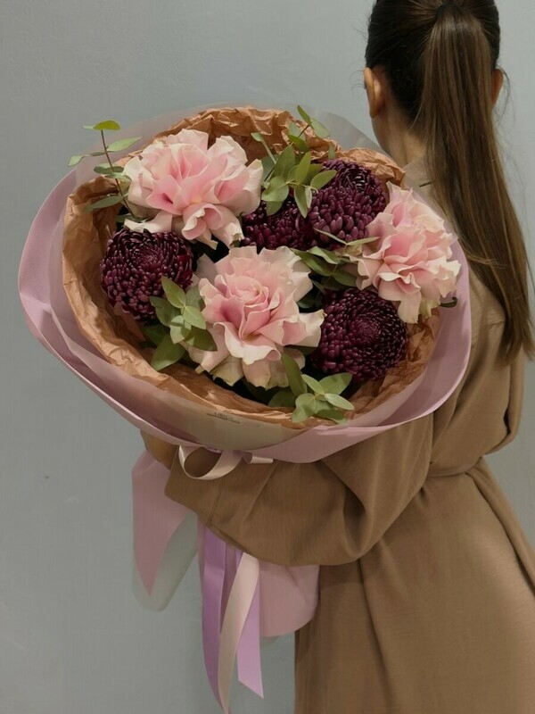 Воздушный букет из французской розы, хризантемы бигуди и эвкалипта, стандартный