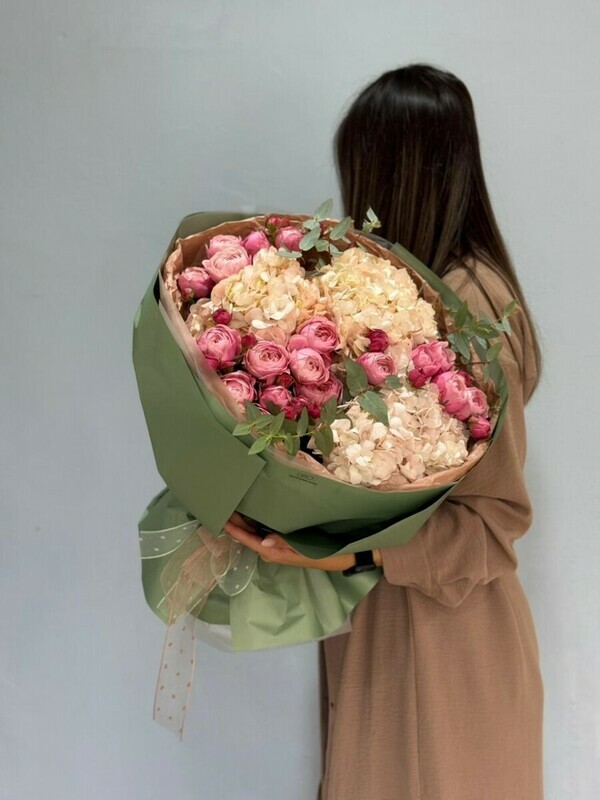 Букет из гортензии, пионовидной розы сильва пинк и эвкалипта, стандартный