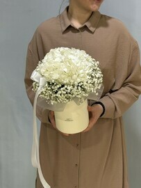 TCvetochnaya kompozitciya iz gipsofili i gortenzii