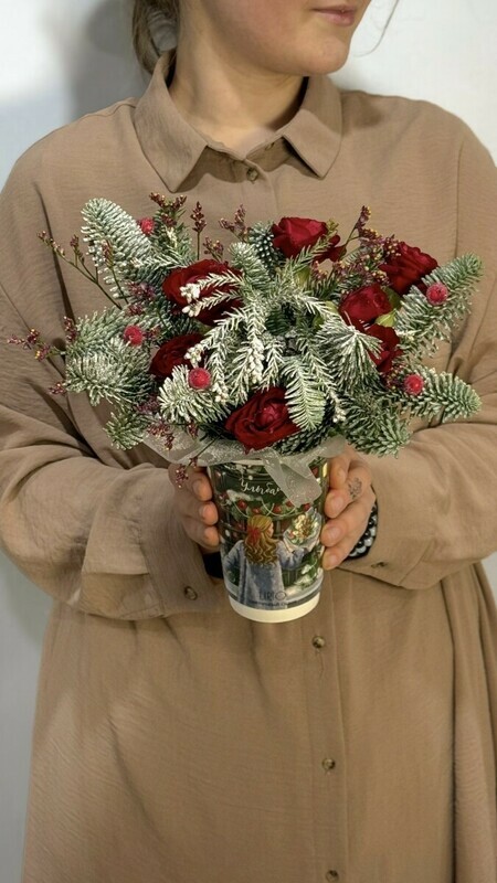 Новогодняя цветочная композиция в стаканчике, нобилис декоративных ягод и кустовой розы, уменьшенный