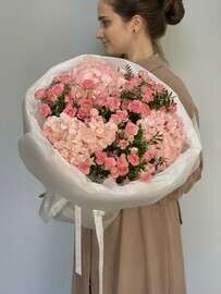 Sbornij buket iz gortenzii i kustovoj rozi 046