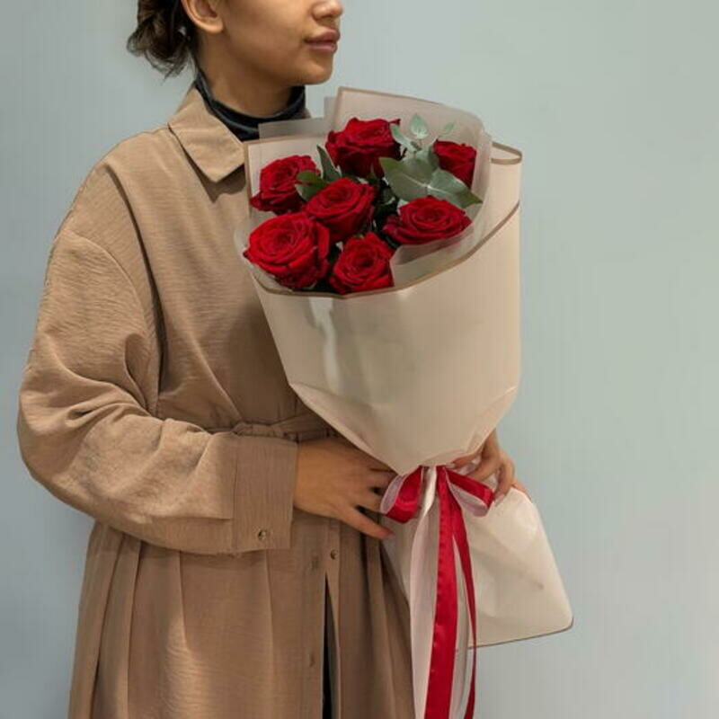 Букет из 7 красных роз и эвкалипта 160, стандартный