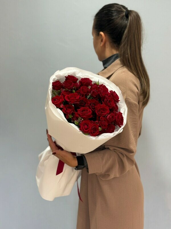 Buket iz yarkih kustovih roz red dajmeshn, standart