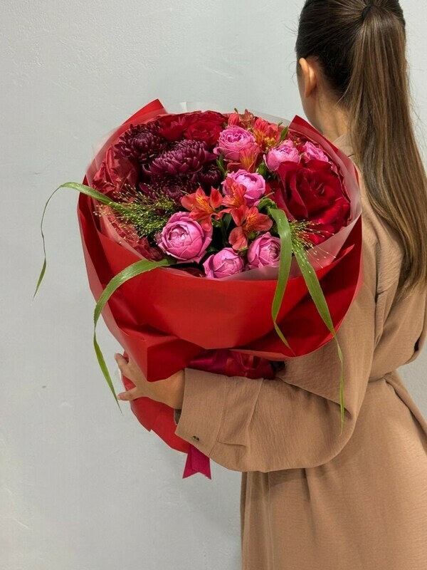 Buket iz frantcuzskoj rozi, pionovidnoj rozi, al_stromerii, kustovoj rozi, hrizantemi, panikuma, standart