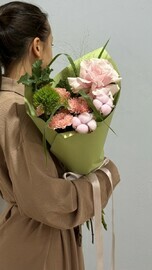 Букет из французской розы, хризантемы, хлопка и сезонной зелени