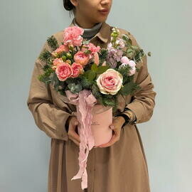 TCvetochnaya kompozitciya iz nobilisa, diantusa, mattioli, rozi 052