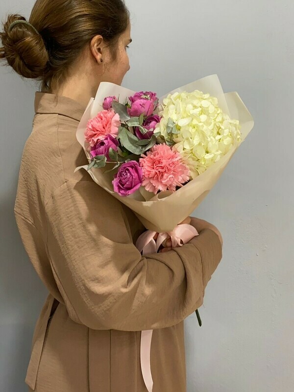   Букет из пионовидной розы, диантуса, эвкалипта и гортензии, стандартный