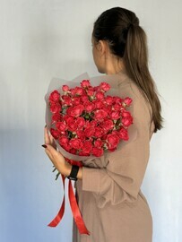 Букет из кустовых роз чери Хеопс