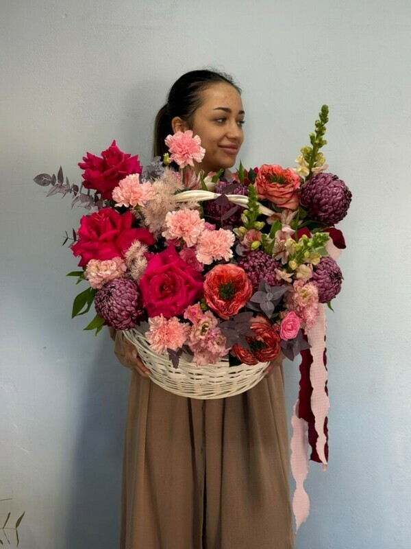 YArkaya tcvetochnaya korzina dlya lyubimoj mami 106, premium