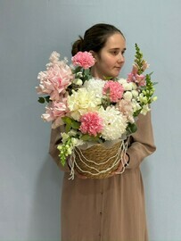 TCvetochnaya kompozitciya iz diantusa, l_vinogo zeva, hrizantemi shariki, frantcuzskoj rozoj, hrizantemi