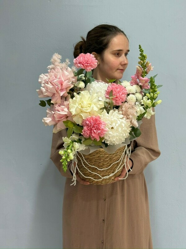 Цветочная композиция из диантуса, львиного зева, хризантемы шарики, французской розой, хризантемы, премиум