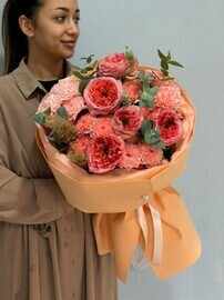 Avtorskij buket iz hrizantemi, rozi mandarin, evkalipta 087