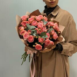 Buket iz kustovih roz i evkalipta 163