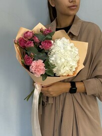 Букет из диантуса, гортензии, эвкалипта, кустовой розы  045