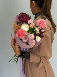 Букет из диантуса , хризантемы, гвоздики и сезонной зелени