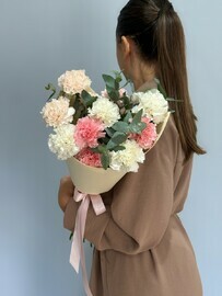 Букет из диантусов и эвкалипта 119