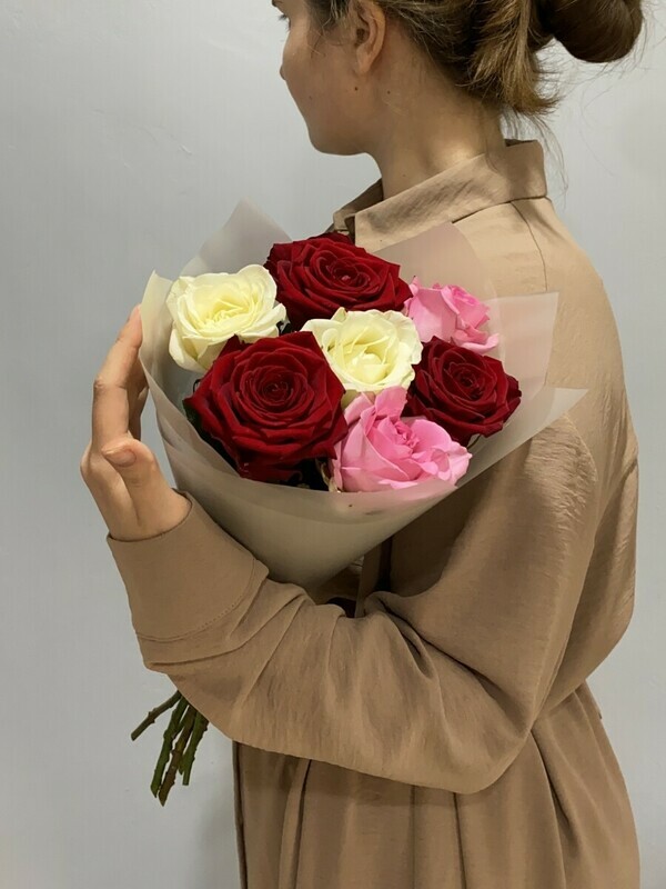 Buket iz semi yarkih roz, buket iz semi yarkih roz