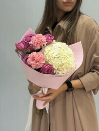 Нежный букет из пионовидной розы, диантусов и гортензии