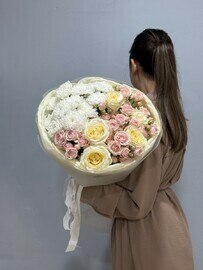 Букет из хризантемы, кустовой розы и нежной розы канделайт