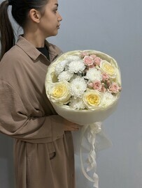   Букет из хризантемы, кустовой розы, розы канделайт