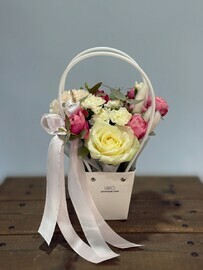 TCvetochnaya kompozitciya iz diantusa, evkalipta, gvozdiki, rozi