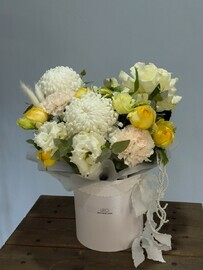 TCvetochnaya kompozitciya iz rozi, evkalipta, hrizantemi, diantusa, eustomi, al_stromerii, rozi mondial_