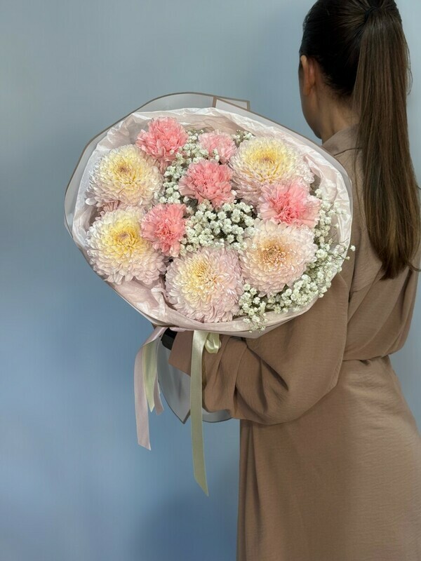 Buket iz pishnih hrizantem, gipsofili i diantusov 104, standart