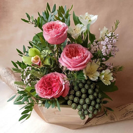 Цветочная композиция "Шарм" в деревянном кашпо.