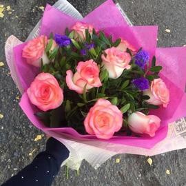 Букет из роз с зеленью 