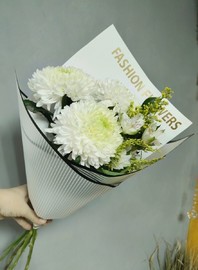 Букет комплимент с хризантемой