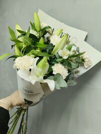 Букет с лилией
