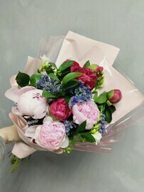Букет с пионами