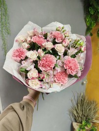 Buket s kustovoj rozoj