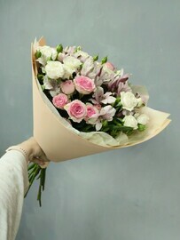 Букет с кустовой розой