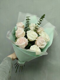 Bouquet of 9 delicate roses