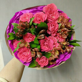 Buket s kustovoj rozoj