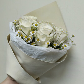 Букет с розами и ромашками