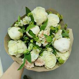 Buket sbornij s pionami