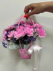 Композиция с розовой хризантемой 