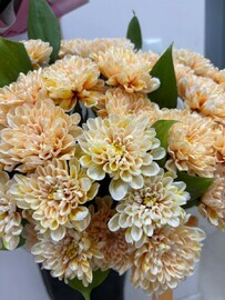 Композиция с ранжевой хризантемой 